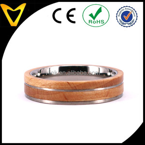 Bague d'anniversaire en titane et bois de 6 mm pour femme, design personnalisé à bords simples, en bois d'érable et titane - Product Image 5