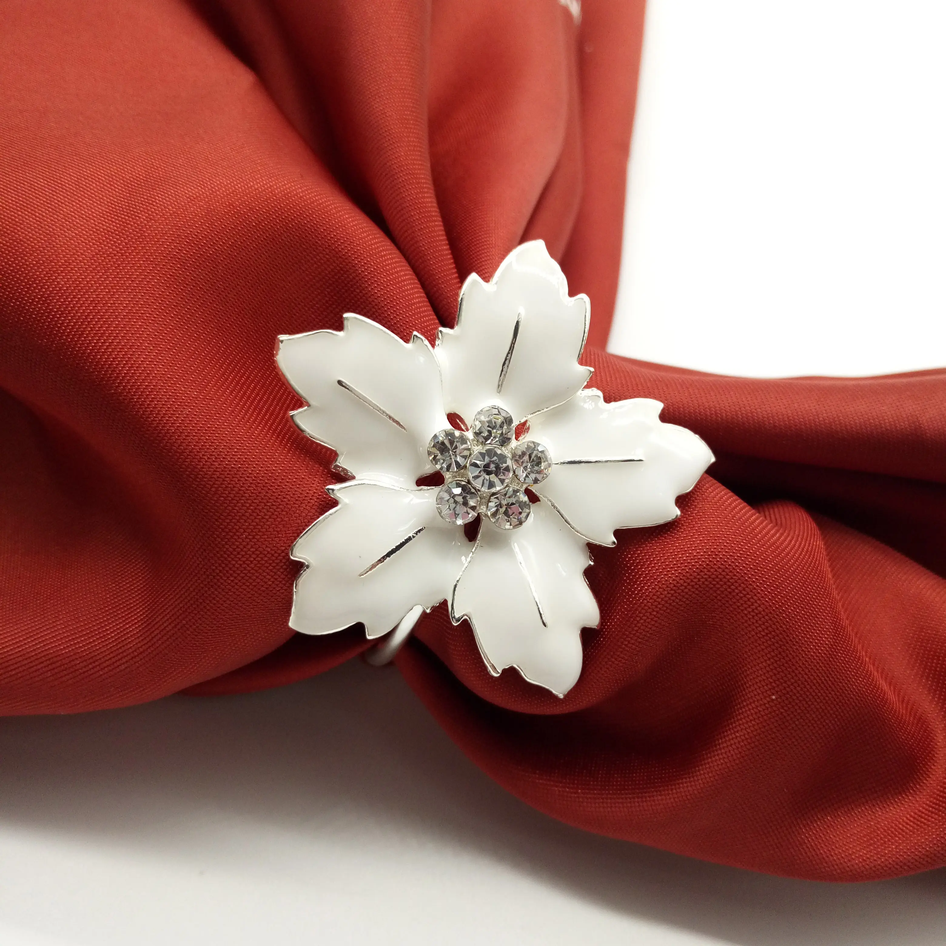 40mm White Flower Enamel Rhinestone Napkin Ring Elegant Metal Napkin Holder for Wedding Banquet Table Decoration