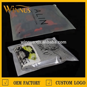 ถุงพลาสติกซิปล็อคพิมพ์โลโก้ตามสั่งราคาถูกสำหรับเสื้อยืด เสื้อผ้า และบรรจุภัณฑ์เสื้อผ้า - Product Image 3