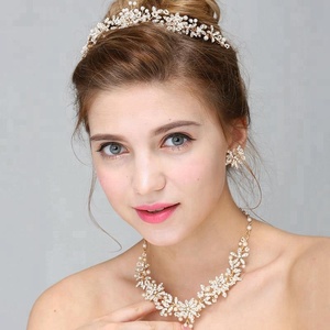 <span class=keywords><strong>Set</strong></span> di Gioielli Artigianali con Collana, Orecchini e Corona in Cristallo e Lega, Regalo Romantico per Matrimoni - Product Image 5
