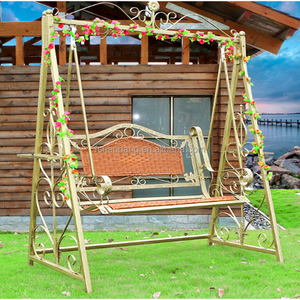 เก้าอี้ชิงช้าระเบียงกลางแจ้ง2-Seater ทันสมัยพร้อมที่นั่งหวายหวายเรซินและขาตั้งโลหะสีทองสำหรับโรงแรมและสวนสาธารณะ