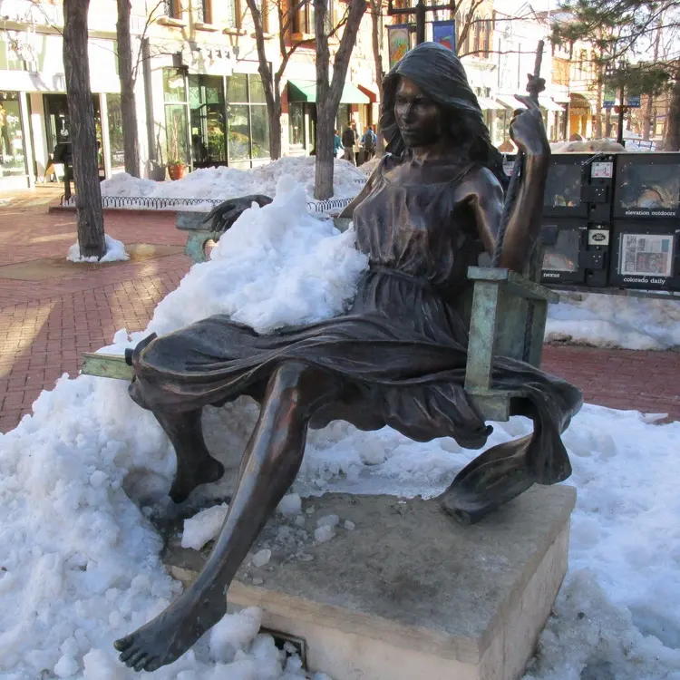 Custom Services Outdoor Metall Handwerk Lebensgröße Bronze Sitzende Dame Bronze Skulptur der Herzen auf einer Schaukel
