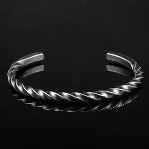 Brazalete clásico de acero inoxidable para hombre - Product Image 3