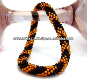 Brazalete de ganchillo con cuentas, hecho a mano, para la felicidad - Product Image 1