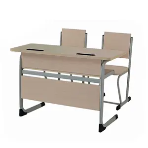 Moderne klaslokaal dubbele stoelen student bureaus en stoelen