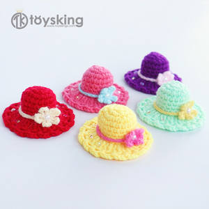 Cappellino da sole all'uncinetto per bambole - Adorabile portachiavi in miniatura, accessorio artigianale fatto a mano e bomboniera per ragazze - Product Image 2