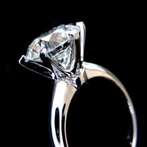 Anello di Fidanzamento con Moissanite Rotonda da 4 Carati in Oro Bianco 18k - Product Image 2