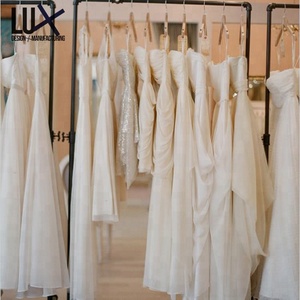 LUX ที่กำหนดเองแบรนด์ที่มีชื่อเสียงขายปลีกชั้นวางจอแสดงผลเฟอร์นิเจอร์การออกแบบโลหะไม้ชุดแต่งงานยืน - Product Image 3