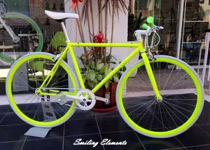 700c fluorescente con la pintura de la rueda y mujercita bicicleta de forma gratuita