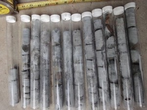 Một-Người Đàn Ông Hoạt Động Cầm Tay Đá Đất Thu Thập Mẫu Thăm Dò Địa Chất Giàn Khoan Máy - Product Image 6