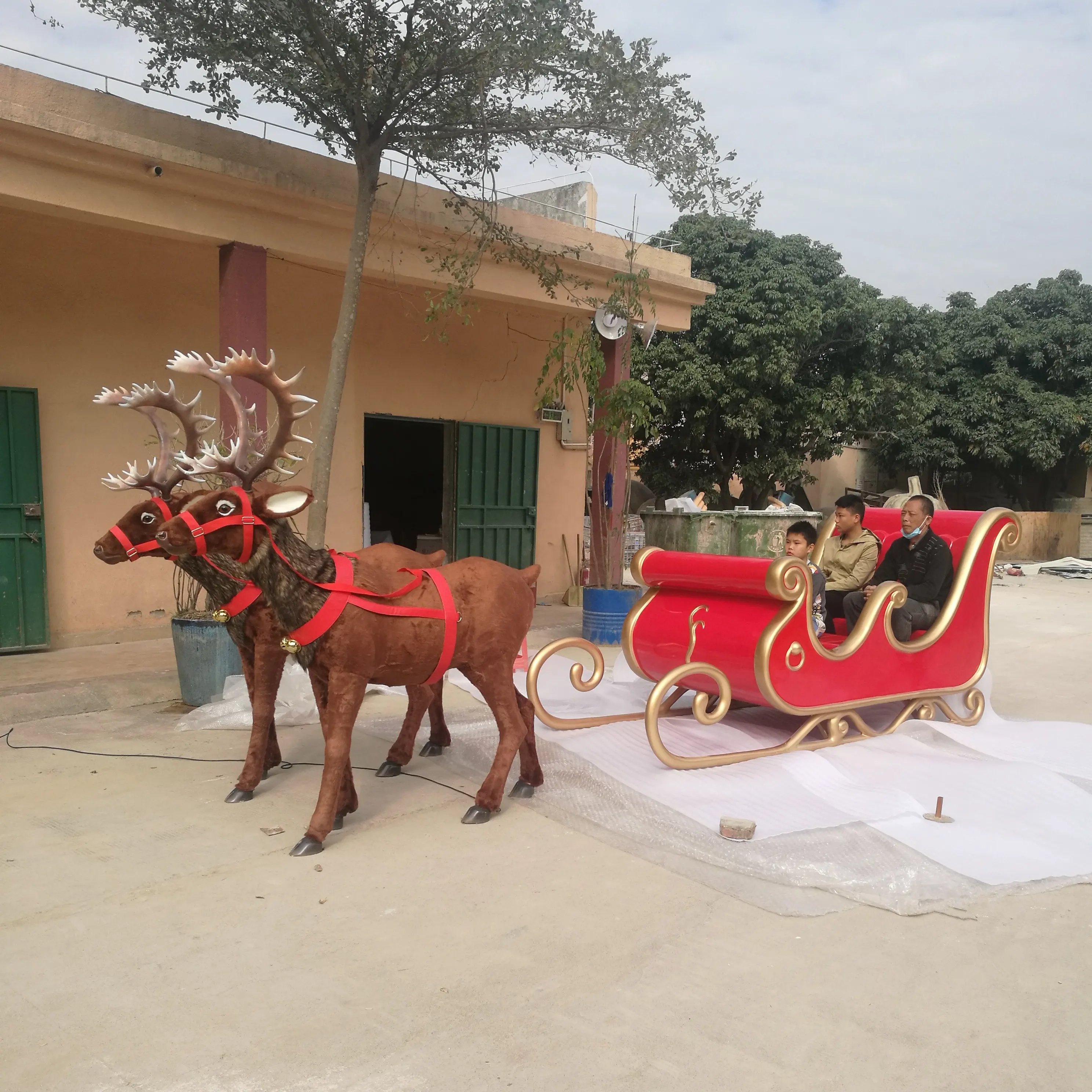 Traîneau de père noël en fibre de verre de noël grandeur nature en plein air avec renne dynamique à vendre