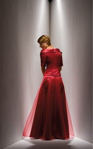 Robe de soirée élégante rouge, coupe trapèze, longueur au sol, manches mi-longues, vintage, en satin de poly dupioni, jupe en organza, pour mère de la mariée - Product Image 2