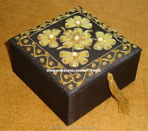 Belle boîte à bijoux faite à la main avec broderie - Product Image 1