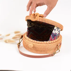 Bolsa de palha redonda feminina de verão 2024, bolsa de rattan feita à mão, bolsa de praia para corpo cruzado, bolsa boêmia circular Bali, preço mais baixo