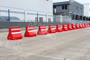 <span class=keywords><strong>2025</strong></span> vendita calda piccola barriera di sicurezza del traffico prezzo di fabbrica barriera riempita d'acqua di alta qualità della strada di plastica barriera stradale