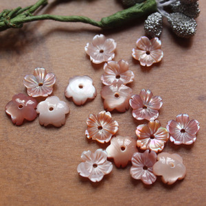 Yanyan 8MM Venta al por mayor OEM Accesorios de Coral de Hueso de Concha de Gema Suelta, Flor Tallada de Nácar MOP Rosa/Blanco/Amarillo para Joyería - Product Image 3