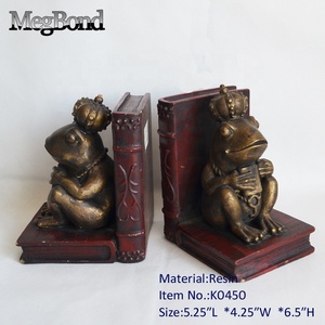 Sujetalibros Creativo de Resina Pintado a Mano con Escultura de Príncipe Rana Sentado, Sujetalibros de Rana de Polystone Pesado, Arte y Coleccionable - Product Image 3