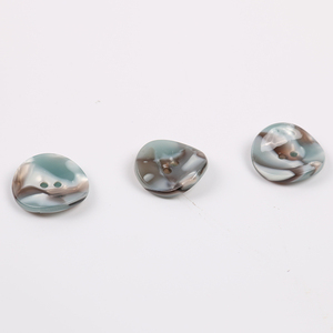 Boutons plats en résine acétate colorée effet écaille de tortue, en plastique irrégulier, avec paillettes, 2/4 trous, pour accessoires vestimentaires - Product Image 3