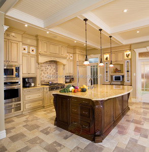 Cuisine beige au design chaleureux avec un grand îlot - Product Image 1