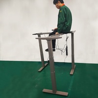 Bureau électrique moderne à trois moteurs, cadre de bureau assis-debout robuste en fer, réglable en hauteur, en forme de L pour coin de bureau