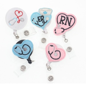 Porta-credenciales retráctil de fieltro bordado para enfermeras y personal médico (RN, <span class=keywords><strong>ER</strong></span>) con diseño de estetoscopio, clip de cinturón metálico sin plomo ni níquel, para uso en el trabajo. - Product Image 1