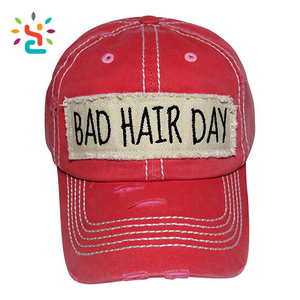 Cappellino da Baseball Vintage Ricamato Bianco con Scritta 'Bad Hair Day' Effetto Consumato Stile Dad Hat - Product Image 2