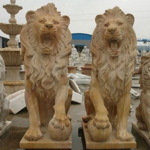 Statue di leoni in marmo naturale giallo scolpito per decorazioni da giardino esterno - Product Image 2
