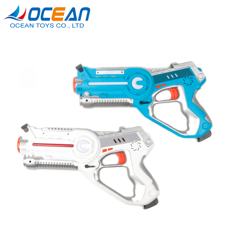 Прохладный для детей для ношения в помещении 2 шт. с батарейным питанием лазерной пушки игрушки стрелялки