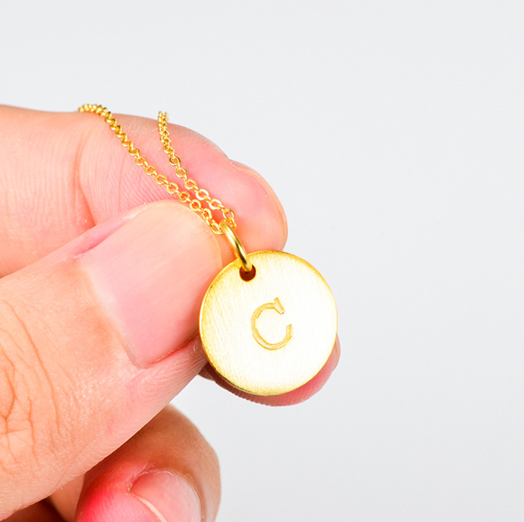 Sterling argent collier initial avec le mois de naissance charme, minuscule dainty personnalisé lettre petit pendentif