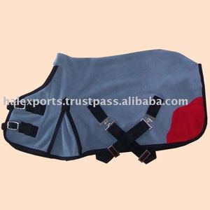 Couverture en polaire de haute qualité pour chevaux de dressage de la marque HAL, modèle Fleece-012, 2 boucles de poitrail, 2 sangles de poitrail, gousset d'épaule - Product Image 2