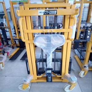 Foshan fabricante 2000 kg <span class=keywords><strong>2</strong></span> M doble mástil hidráulico <span class=keywords><strong>mano</strong></span> manual apilador bajo precio hacen en China - Product Image 3
