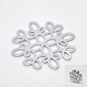 Posavasos de taza de café de Metal con tótem de cinta de lazo cromado Diseño contemporáneo ecológico 9cm de diámetro - Product Image 1