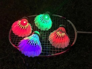 Konford popolare personalizzato incandescente nel buio LED volano ad alte prestazioni palle di Nylon ad alte prestazioni da <span class=keywords><strong>Badminton</strong></span> dal produttore cinese - Product Image 6