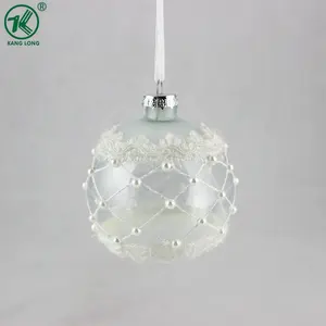 Bolas bonitas de decoración navideña de cristal con perlas blancas y adornos de encaje