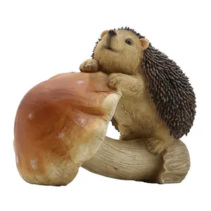 Wholesale Cute Ornaments Standing on The Mushroom Hedgehog Figurine Garden Animals Resin SCULPTURE Home Decoration Polyresin