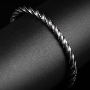 Brazalete clásico de acero inoxidable para hombre - Product Image 4