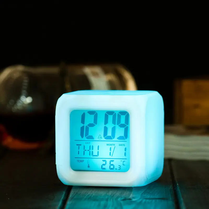 공장 가격 콘센트 게임 인쇄 7 색 변경 디지털 LED 알람 시계 LED 선물