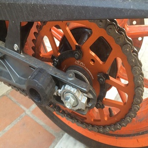 Pièces de moto CNC personnalisées, pignon arrière en aluminium 6061 pour <span class=keywords><strong>KTM</strong></span> <span class=keywords><strong>Duke</strong></span> 390 <span class=keywords><strong>125</strong></span> 200, état neuf - Product Image 4