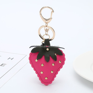 Nouveauté Porte-clés en cuir avec pompon en forme de fraise Porte-clés en cuir verni en forme de fraise - Product Image 3