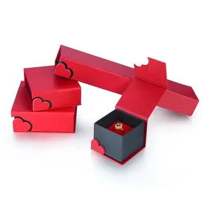 Fabricantes de China venta al por mayor de cartón colgante pulsera anillos collar caja de joyería de color rojo al por mayor