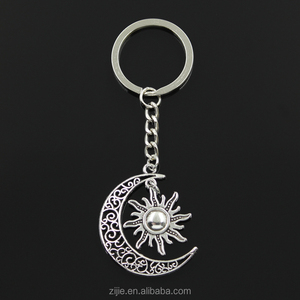 2 pcs un lot argent Couleur double charme soleil et <span class=keywords><strong>lune</strong></span> bijoux pendentif élégant cadeau Porte-clés accessoire - Product Image 1