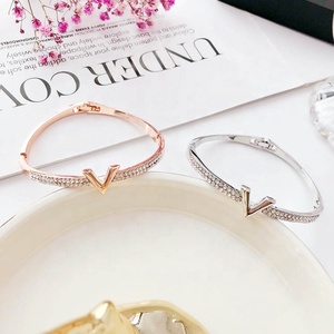 Simple V Lettre Design <span class=keywords><strong>Or</strong></span> Rose Zircon <span class=keywords><strong>Bracelet</strong></span> Bijoux <span class=keywords><strong>bracelet</strong></span> <span class=keywords><strong>jonc</strong></span> Ouvert Femmes - Product Image 4