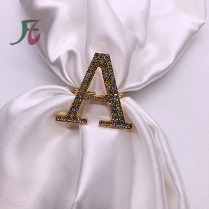 Lettera A M K C S F Strass Da Sposa Anelli di Tovagliolo Oro - Product Image 1
