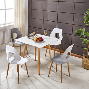 Contemporain de luxe en plastique blanc moderne <span class=keywords><strong>4</strong></span> places à manger tables <span class=keywords><strong>et</strong></span> <span class=keywords><strong>chaises</strong></span> avec <span class=keywords><strong>pieds</strong></span> en bois massif - Product Image 1