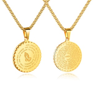 Collana con pendente in acciaio inossidabile con lettere incise grafate personalizzate classiche con mani in preghiera - Product Image 1