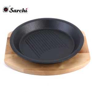 Plato grande antiadherente de hierro fundido sazonado con base de madera - Product Image 4