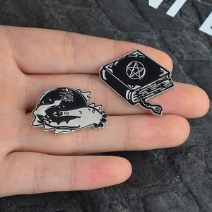 QIHE serie de Halloween alta calidad Punk estilo esmalte <span class=keywords><strong>libro</strong></span> mágico cristal broche - Product Image 6