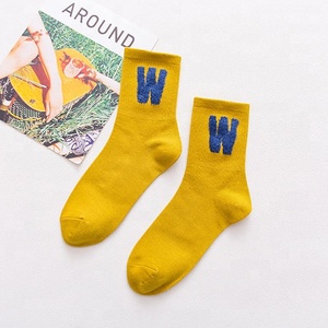 KANGYI Tendance Mode Personnalité Sneaker <span class=keywords><strong>Chaussettes</strong></span> <span class=keywords><strong>Pur</strong></span> <span class=keywords><strong>Coton</strong></span> Lettre Femmes <span class=keywords><strong>Chaussettes</strong></span> En Gros - Product Image 3
