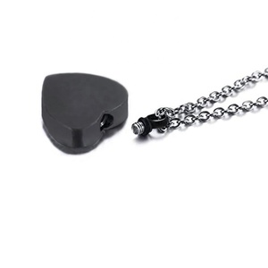 Colar com Pingente de Coração Preto, Joia de Urna de Cremação Gravada, Presente Memorial para Homens e Mulheres, Compartilhamento de Cinzas entre Familiares - Product Image 6