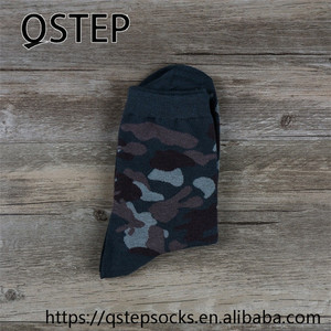 Camuflaje al por mayor del deporte de la aduana que funciona los calcetines digitales de la impresión - Product Image 4